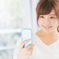 スマホで健康管理をする女性