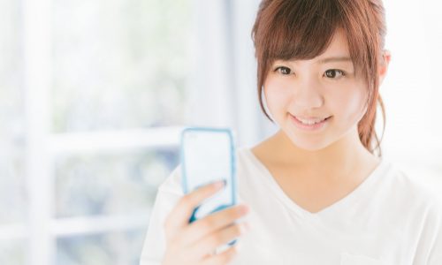 スマホで健康管理をする女性